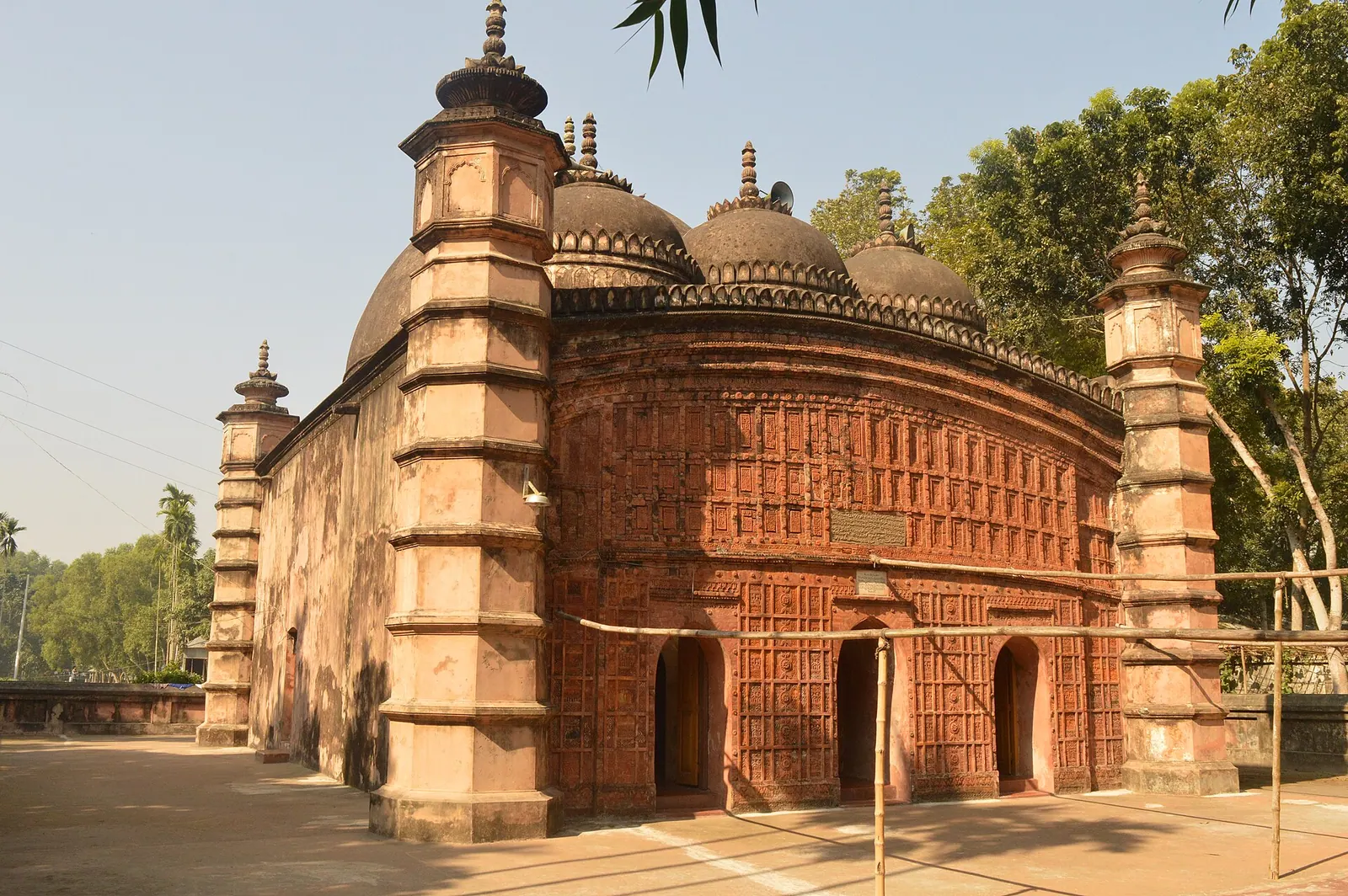 আতিয়া জামে মসজিদের বাইরের দৃশ্য, দেলদুয়ার